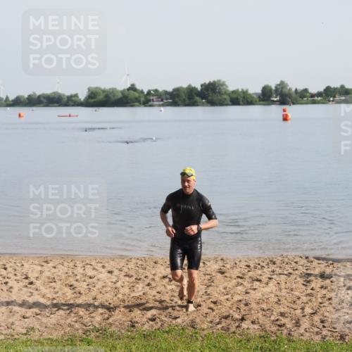 21.06.2025 - 27. Vierlanden-Triathlon MichiJ http://msf.ph/oto/7978800 15.06.2026 08:51:12 Schwimmen 90 meine-sportfotos.de