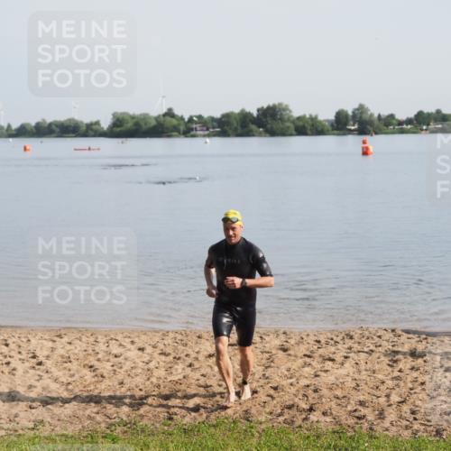 21.06.2025 - 27. Vierlanden-Triathlon MichiJ http://msf.ph/oto/7978802 15.06.2026 08:51:12 Schwimmen 90 meine-sportfotos.de