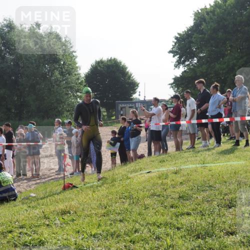 15.06.2025 - 27. Vierlanden-Triathlon KatJ http://msf.ph/oto/7978915 15.06.2025 08:41:48 Schwimmen 122 meine-sportfotos.de