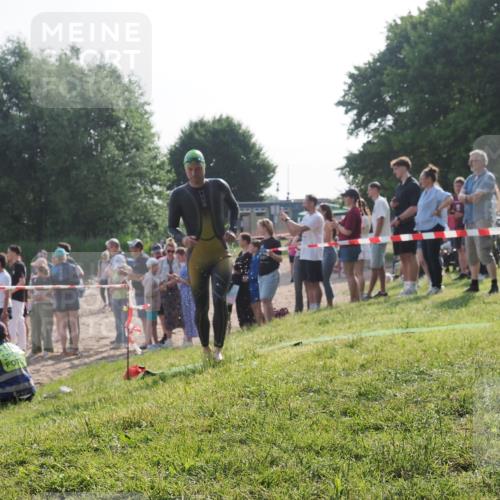 15.06.2025 - 27. Vierlanden-Triathlon KatJ http://msf.ph/oto/7978933 15.06.2025 08:41:49 Schwimmen 122 meine-sportfotos.de