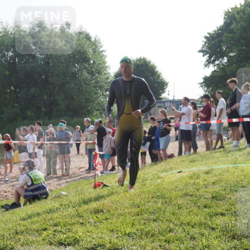 15.06.2025 - 27. Vierlanden-Triathlon KatJ http://msf.ph/oto/7978943 15.06.2025 08:41:50 Schwimmen 122 meine-sportfotos.de