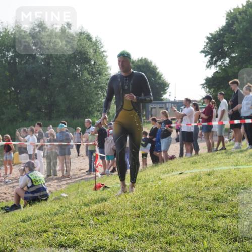 15.06.2025 - 27. Vierlanden-Triathlon KatJ http://msf.ph/oto/7978946 15.06.2025 08:41:50 Schwimmen 122 meine-sportfotos.de