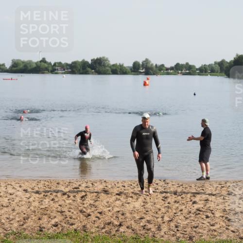 21.06.2025 - 27. Vierlanden-Triathlon MichiJ http://msf.ph/oto/7978947 15.06.2026 08:52:45 Schwimmen 98, 233 meine-sportfotos.de