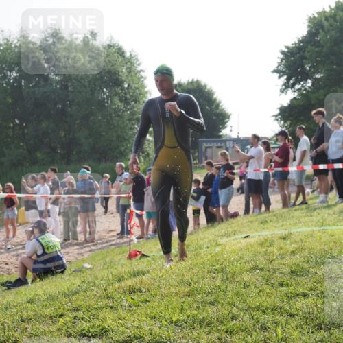 15.06.2025 - 27. Vierlanden-Triathlon KatJ http://msf.ph/oto/7978949 15.06.2025 08:41:50 Schwimmen 122 meine-sportfotos.de