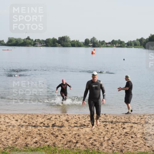 21.06.2025 - 27. Vierlanden-Triathlon MichiJ http://msf.ph/oto/7978960 15.06.2026 08:52:46 Schwimmen 98, 233 meine-sportfotos.de