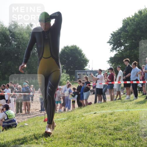 15.06.2025 - 27. Vierlanden-Triathlon KatJ http://msf.ph/oto/7978967 15.06.2025 08:41:51 Schwimmen 122 meine-sportfotos.de