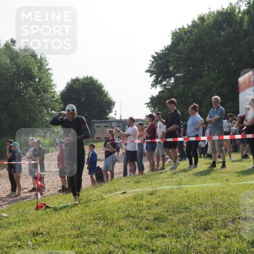 15.06.2025 - 27. Vierlanden-Triathlon KatJ http://msf.ph/oto/7978987 15.06.2025 08:42:11 Schwimmen 71, 121, 128, 135 meine-sportfotos.de
