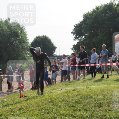 15.06.2025 - 27. Vierlanden-Triathlon KatJ http://msf.ph/oto/7978991 15.06.2025 08:42:11 Schwimmen 71, 121, 128, 135 meine-sportfotos.de