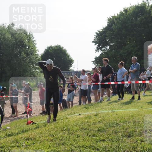 15.06.2025 - 27. Vierlanden-Triathlon KatJ http://msf.ph/oto/7978994 15.06.2025 08:42:11 Schwimmen 71, 121, 128, 135 meine-sportfotos.de