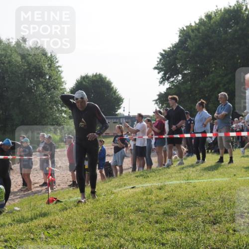 15.06.2025 - 27. Vierlanden-Triathlon KatJ http://msf.ph/oto/7978997 15.06.2025 08:42:11 Schwimmen 71, 121, 128, 135 meine-sportfotos.de