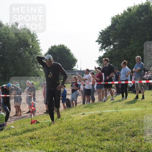 15.06.2025 - 27. Vierlanden-Triathlon KatJ http://msf.ph/oto/7979001 15.06.2025 08:42:11 Schwimmen 71, 121, 128, 135 meine-sportfotos.de