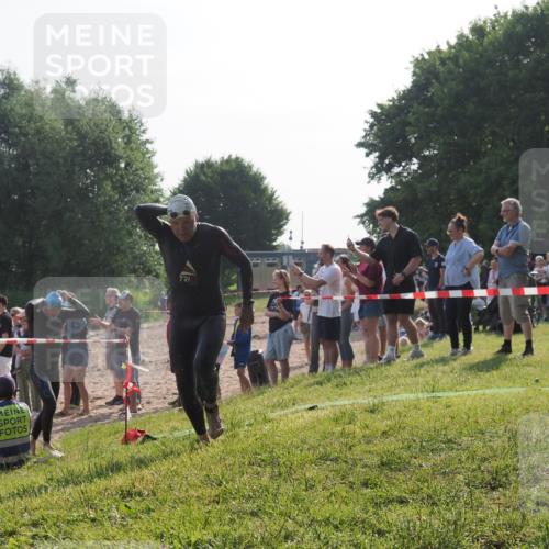 15.06.2025 - 27. Vierlanden-Triathlon KatJ http://msf.ph/oto/7979004 15.06.2025 08:42:11 Schwimmen 71, 121, 128, 135 meine-sportfotos.de