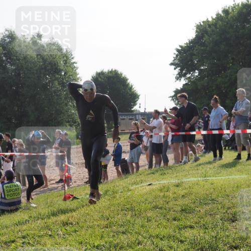 15.06.2025 - 27. Vierlanden-Triathlon KatJ http://msf.ph/oto/7979007 15.06.2025 08:42:12 Schwimmen 71, 121, 128, 135 meine-sportfotos.de