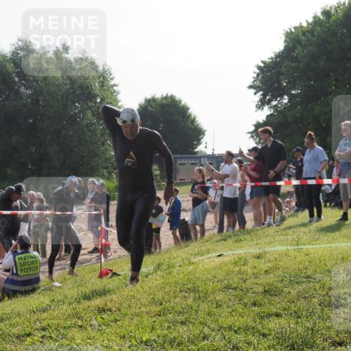 15.06.2025 - 27. Vierlanden-Triathlon KatJ http://msf.ph/oto/7979010 15.06.2025 08:42:12 Schwimmen 71, 121, 128, 135 meine-sportfotos.de