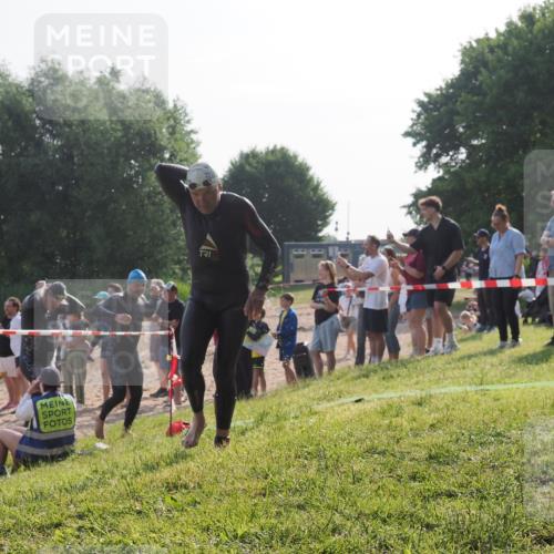 15.06.2025 - 27. Vierlanden-Triathlon KatJ http://msf.ph/oto/7979013 15.06.2025 08:42:12 Schwimmen 71, 121, 128, 135 meine-sportfotos.de
