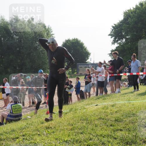 15.06.2025 - 27. Vierlanden-Triathlon KatJ http://msf.ph/oto/7979016 15.06.2025 08:42:12 Schwimmen 71, 121, 128, 135 meine-sportfotos.de