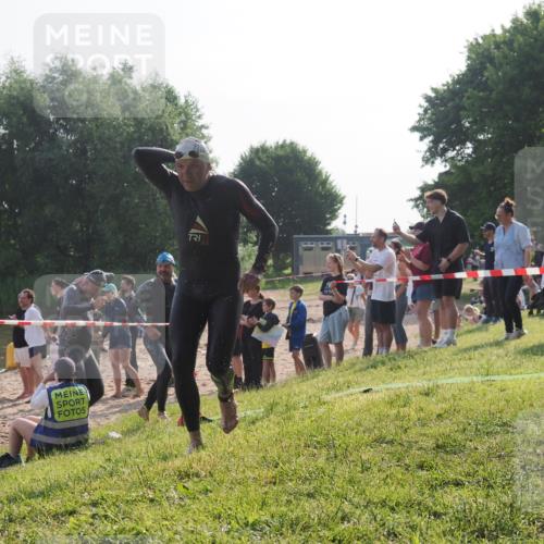 15.06.2025 - 27. Vierlanden-Triathlon KatJ http://msf.ph/oto/7979019 15.06.2025 08:42:12 Schwimmen 71, 121, 128, 135 meine-sportfotos.de