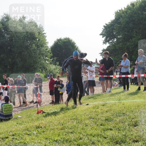 15.06.2025 - 27. Vierlanden-Triathlon KatJ http://msf.ph/oto/7979027 15.06.2025 08:42:14 Schwimmen 71, 121, 128, 135, 191 meine-sportfotos.de