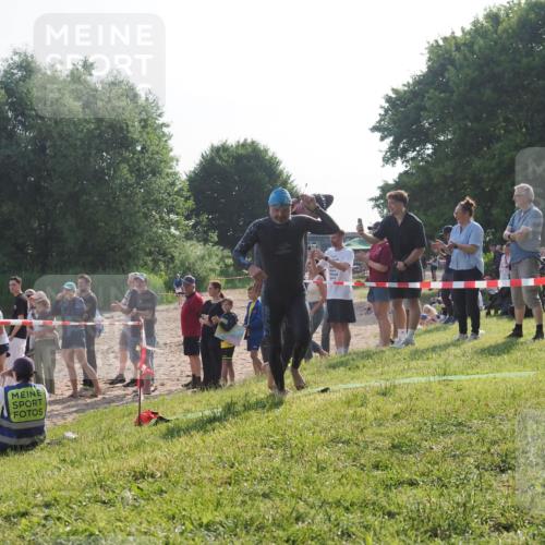 15.06.2025 - 27. Vierlanden-Triathlon KatJ http://msf.ph/oto/7979031 15.06.2025 08:42:14 Schwimmen 71, 121, 128, 135, 191 meine-sportfotos.de