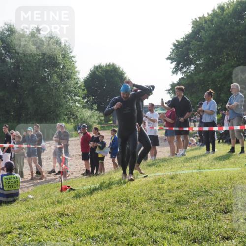 15.06.2025 - 27. Vierlanden-Triathlon KatJ http://msf.ph/oto/7979034 15.06.2025 08:42:15 Schwimmen 71, 121, 128, 135, 191 meine-sportfotos.de