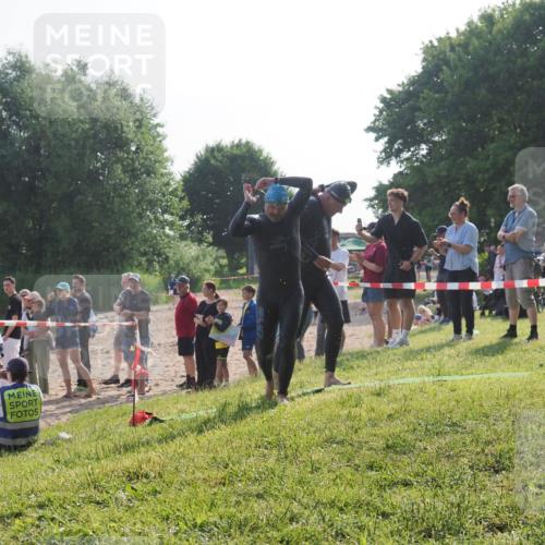 15.06.2025 - 27. Vierlanden-Triathlon KatJ http://msf.ph/oto/7979037 15.06.2025 08:42:15 Schwimmen 71, 121, 128, 135, 191 meine-sportfotos.de