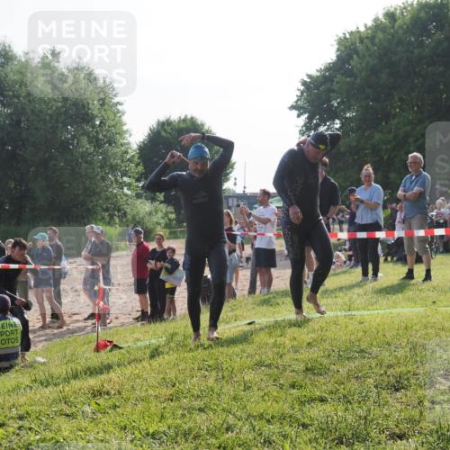 15.06.2025 - 27. Vierlanden-Triathlon KatJ http://msf.ph/oto/7979040 15.06.2025 08:42:15 Schwimmen 71, 121, 128, 135, 191 meine-sportfotos.de