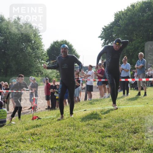 15.06.2025 - 27. Vierlanden-Triathlon KatJ http://msf.ph/oto/7979051 15.06.2025 08:42:16 Schwimmen 71, 121, 128, 135, 191 meine-sportfotos.de
