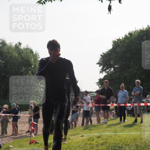 15.06.2025 - 27. Vierlanden-Triathlon KatJ http://msf.ph/oto/7979077 15.06.2025 08:42:21 Schwimmen 71, 121, 135, 191 meine-sportfotos.de