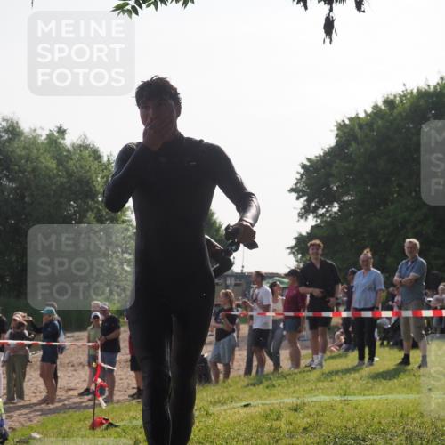 15.06.2025 - 27. Vierlanden-Triathlon KatJ http://msf.ph/oto/7979085 15.06.2025 08:42:21 Schwimmen 71, 121, 135, 191 meine-sportfotos.de