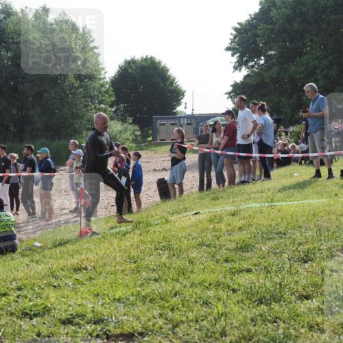 15.06.2025 - 27. Vierlanden-Triathlon KatJ http://msf.ph/oto/7979097 15.06.2025 08:42:52 Schwimmen 137, 154 meine-sportfotos.de