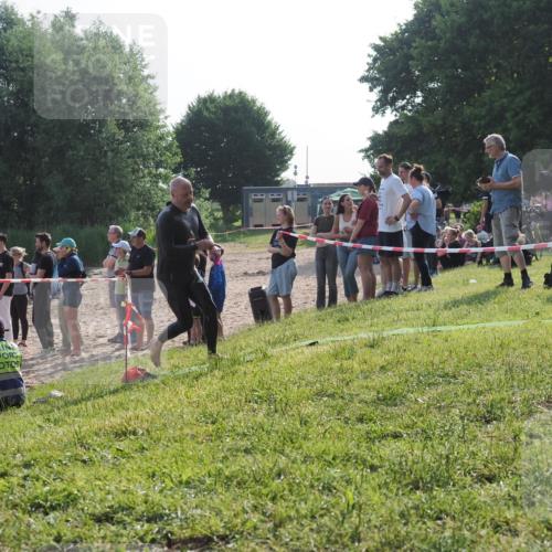 15.06.2025 - 27. Vierlanden-Triathlon KatJ http://msf.ph/oto/7979100 15.06.2025 08:42:52 Schwimmen 137, 154 meine-sportfotos.de
