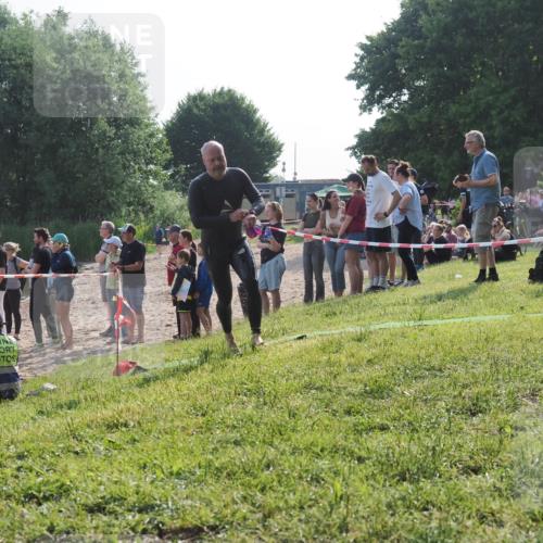15.06.2025 - 27. Vierlanden-Triathlon KatJ http://msf.ph/oto/7979102 15.06.2025 08:42:53 Schwimmen 137, 154 meine-sportfotos.de