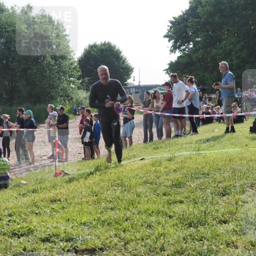 15.06.2025 - 27. Vierlanden-Triathlon KatJ http://msf.ph/oto/7979105 15.06.2025 08:42:53 Schwimmen 137, 154 meine-sportfotos.de
