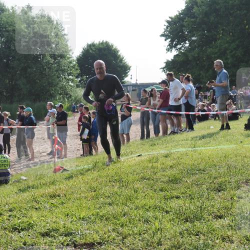 15.06.2025 - 27. Vierlanden-Triathlon KatJ http://msf.ph/oto/7979109 15.06.2025 08:42:53 Schwimmen 137, 154 meine-sportfotos.de