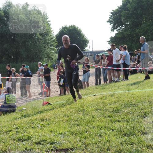 15.06.2025 - 27. Vierlanden-Triathlon KatJ http://msf.ph/oto/7979114 15.06.2025 08:42:53 Schwimmen 137, 154 meine-sportfotos.de