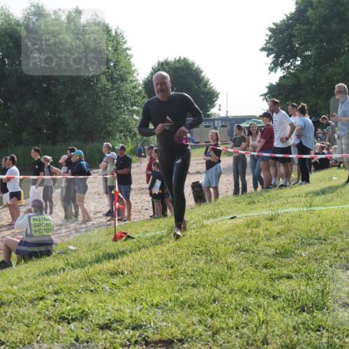 15.06.2025 - 27. Vierlanden-Triathlon KatJ http://msf.ph/oto/7979117 15.06.2025 08:42:53 Schwimmen 137, 154 meine-sportfotos.de