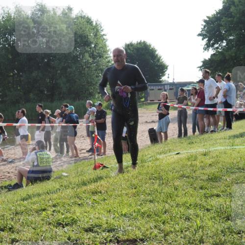 15.06.2025 - 27. Vierlanden-Triathlon KatJ http://msf.ph/oto/7979123 15.06.2025 08:42:54 Schwimmen 137, 154 meine-sportfotos.de