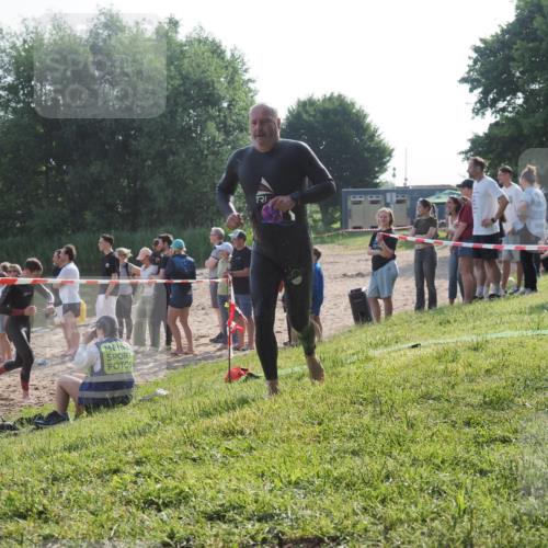 15.06.2025 - 27. Vierlanden-Triathlon KatJ http://msf.ph/oto/7979126 15.06.2025 08:42:54 Schwimmen 137, 154 meine-sportfotos.de