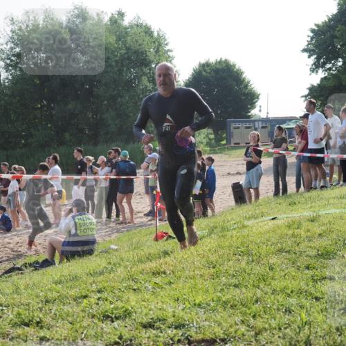 15.06.2025 - 27. Vierlanden-Triathlon KatJ http://msf.ph/oto/7979129 15.06.2025 08:42:54 Schwimmen 137, 154 meine-sportfotos.de