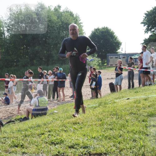15.06.2025 - 27. Vierlanden-Triathlon KatJ http://msf.ph/oto/7979132 15.06.2025 08:42:54 Schwimmen 137, 154 meine-sportfotos.de
