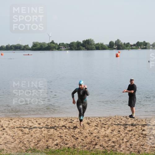 21.06.2025 - 27. Vierlanden-Triathlon MichiJ http://msf.ph/oto/7979139 15.06.2026 08:53:45 Schwimmen 202 meine-sportfotos.de