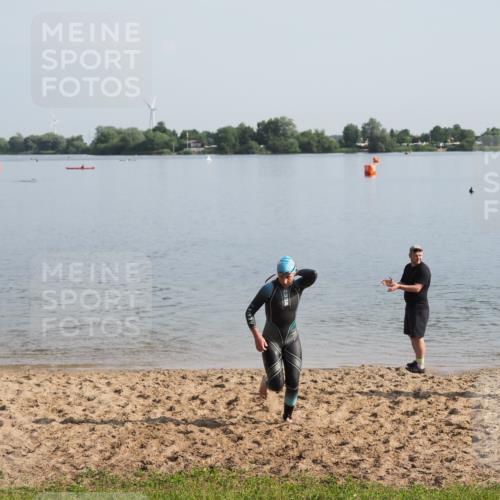 21.06.2025 - 27. Vierlanden-Triathlon MichiJ http://msf.ph/oto/7979150 15.06.2026 08:53:46 Schwimmen 202 meine-sportfotos.de