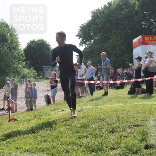 15.06.2025 - 27. Vierlanden-Triathlon KatJ http://msf.ph/oto/7979164 15.06.2025 08:43:03 Schwimmen 18, 72, 137 meine-sportfotos.de