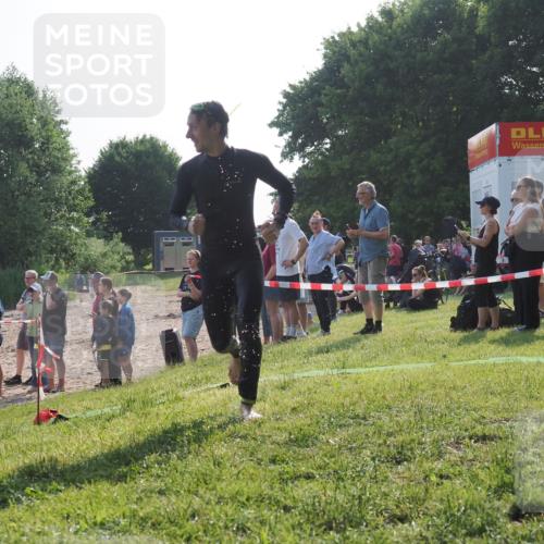 15.06.2025 - 27. Vierlanden-Triathlon KatJ http://msf.ph/oto/7979167 15.06.2025 08:43:03 Schwimmen 18, 72, 137 meine-sportfotos.de