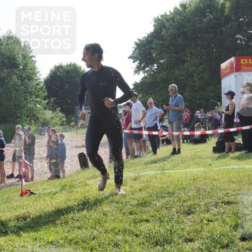 15.06.2025 - 27. Vierlanden-Triathlon KatJ http://msf.ph/oto/7979170 15.06.2025 08:43:03 Schwimmen 18, 72, 137 meine-sportfotos.de
