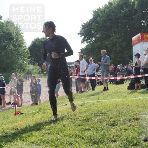 15.06.2025 - 27. Vierlanden-Triathlon KatJ http://msf.ph/oto/7979175 15.06.2025 08:43:03 Schwimmen 18, 72, 137 meine-sportfotos.de