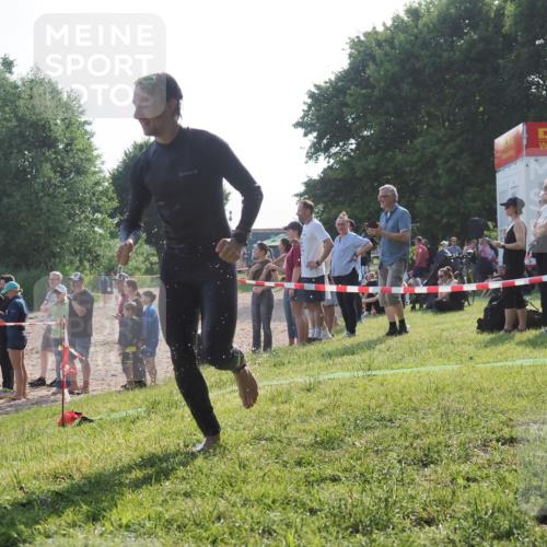 15.06.2025 - 27. Vierlanden-Triathlon KatJ http://msf.ph/oto/7979177 15.06.2025 08:43:03 Schwimmen 18, 72, 137 meine-sportfotos.de