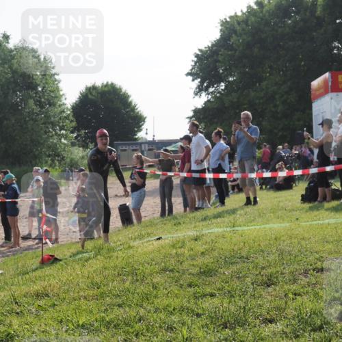 15.06.2025 - 27. Vierlanden-Triathlon KatJ http://msf.ph/oto/7979189 15.06.2025 08:43:07 Schwimmen 18, 72, 100 meine-sportfotos.de
