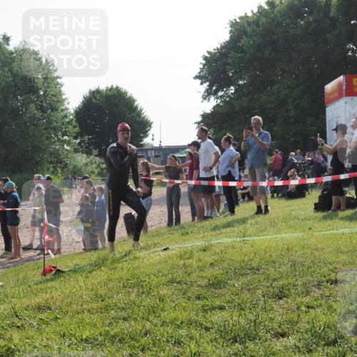 15.06.2025 - 27. Vierlanden-Triathlon KatJ http://msf.ph/oto/7979202 15.06.2025 08:43:07 Schwimmen 18, 72, 100 meine-sportfotos.de