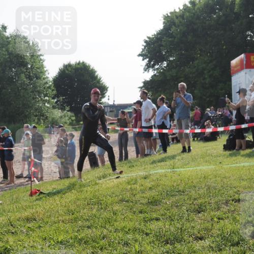 15.06.2025 - 27. Vierlanden-Triathlon KatJ http://msf.ph/oto/7979207 15.06.2025 08:43:07 Schwimmen 18, 72, 100 meine-sportfotos.de